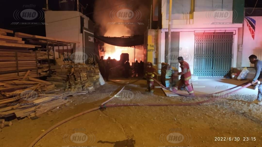 Almacén de maderera se incendia en centro poblado de Chen Chen