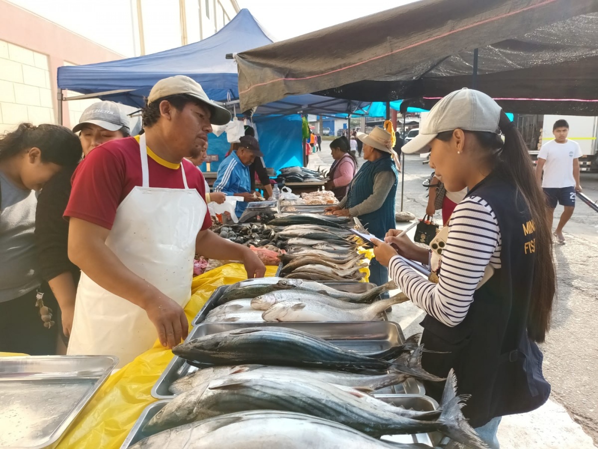 Fiscalizadores participan de operativo en mercado Santa Rosa