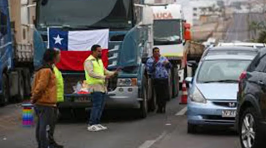 Camioneros chilenos acatan huelga ante crimen y violencia en las rutas