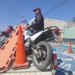 Camioneta fuga tras provocar despiste de motociclista