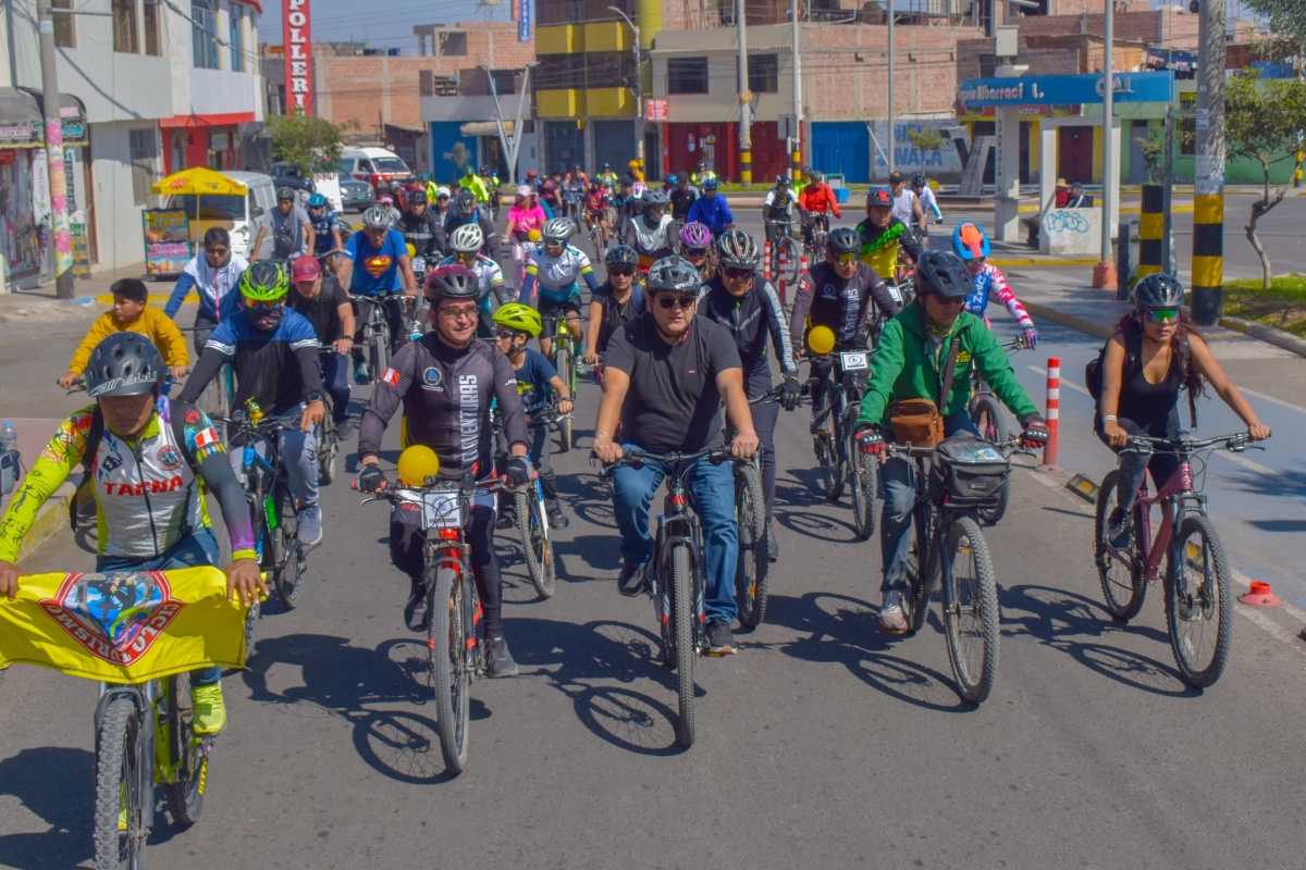Albarracinos celebran Día Mundial de la Bicicleta con gran bicicleteada 
