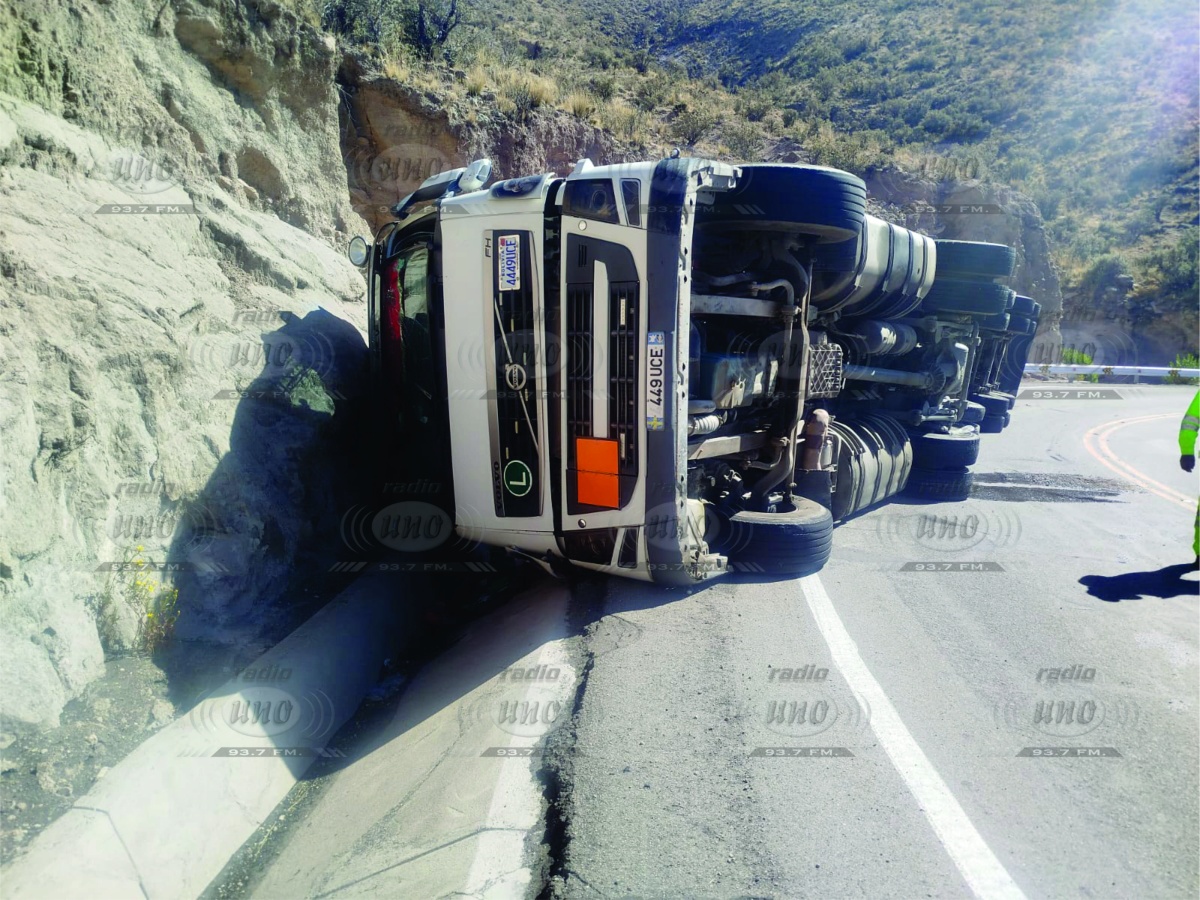 Chofer pierde control de tráiler boliviano y vuelca en la carretera Binacional