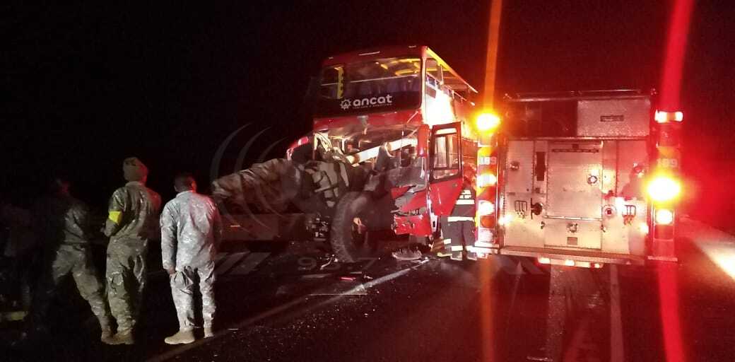 Bus panorámico y vehículo militar chocan en la Panamericana