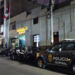 Motociclista despista en el cercado