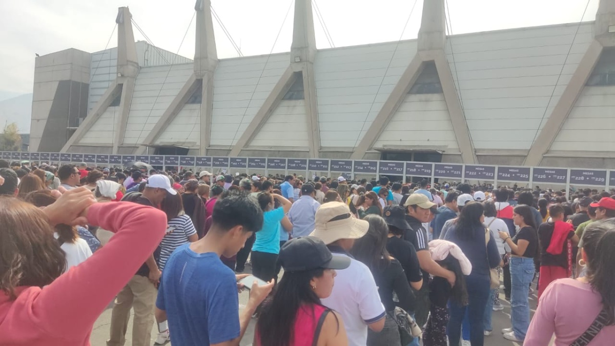 Caos y largas colas marcan jornada electoral de peruanos en Santiago de Chile