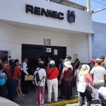 Caos en exteriores de Reniec: largas colas y venta de cupos a puertas de las elecciones