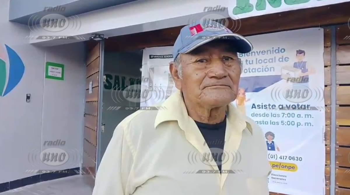Octogenario da ejemplo de civismo al ser el primer votante en Moquegua