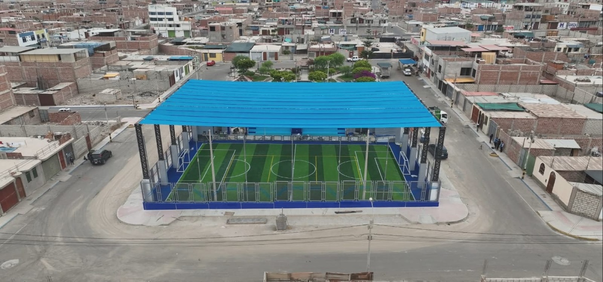 Campo deportivo en Villa El Comerciante alcanza 85 % de avance y será entregado próximamente