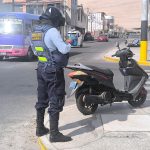 Accidente en Gregorio Albarracín deja motociclista herida tras choque con camioneta