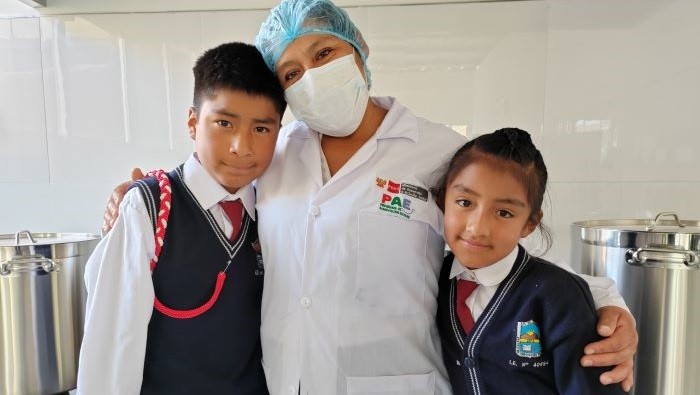 Más de 199 500 madres ejercen un rol clave en el servicio de alimentación escolar del PAE