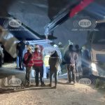 Volquete cae a canal de Pasto Grande