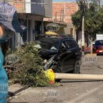 Vehículo derriba poste en el cercado y conductor intenta dejar la escena