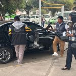 Motociclista sufre fractura expuesta tras violento choque en el cercado