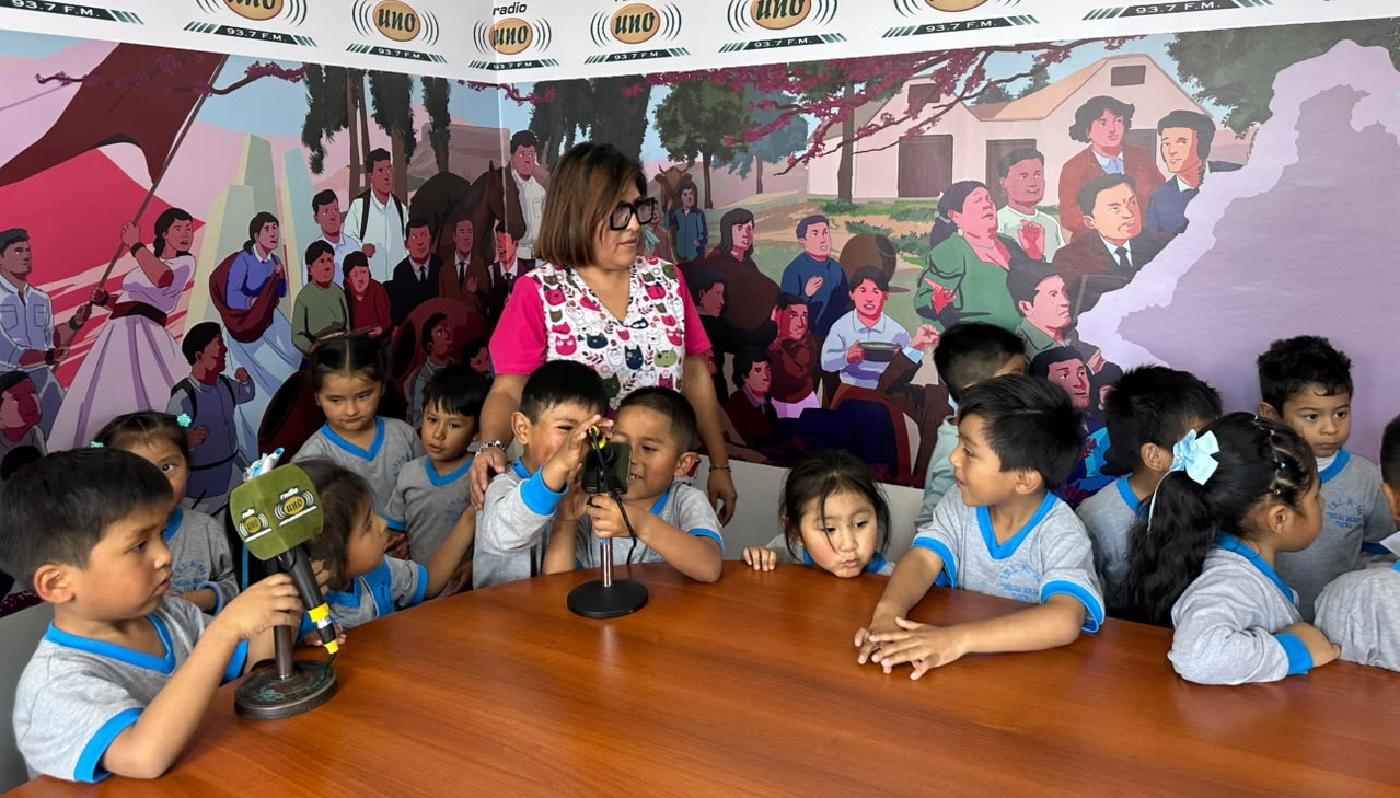 Pequeños visitan Radio Uno