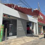Peligro en avenida Coronel Mendoza por estructura metálica atrapada en cables