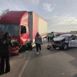 Violento choque entre automóvil y camión deja dos heridos en la avenida Collpa