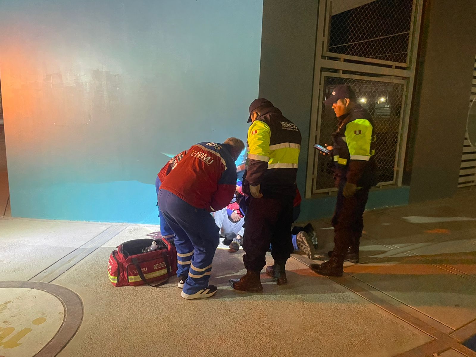 Hallan a varón ensangrentado y en estado de ebriedad cerca de la comisaría de Leguía