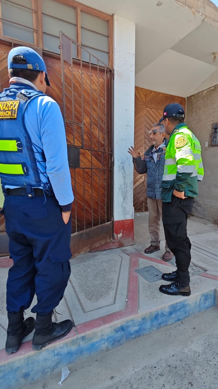 Policía y serenazgo auxilian a adulto mayor que no podía ingresar a su vivienda
