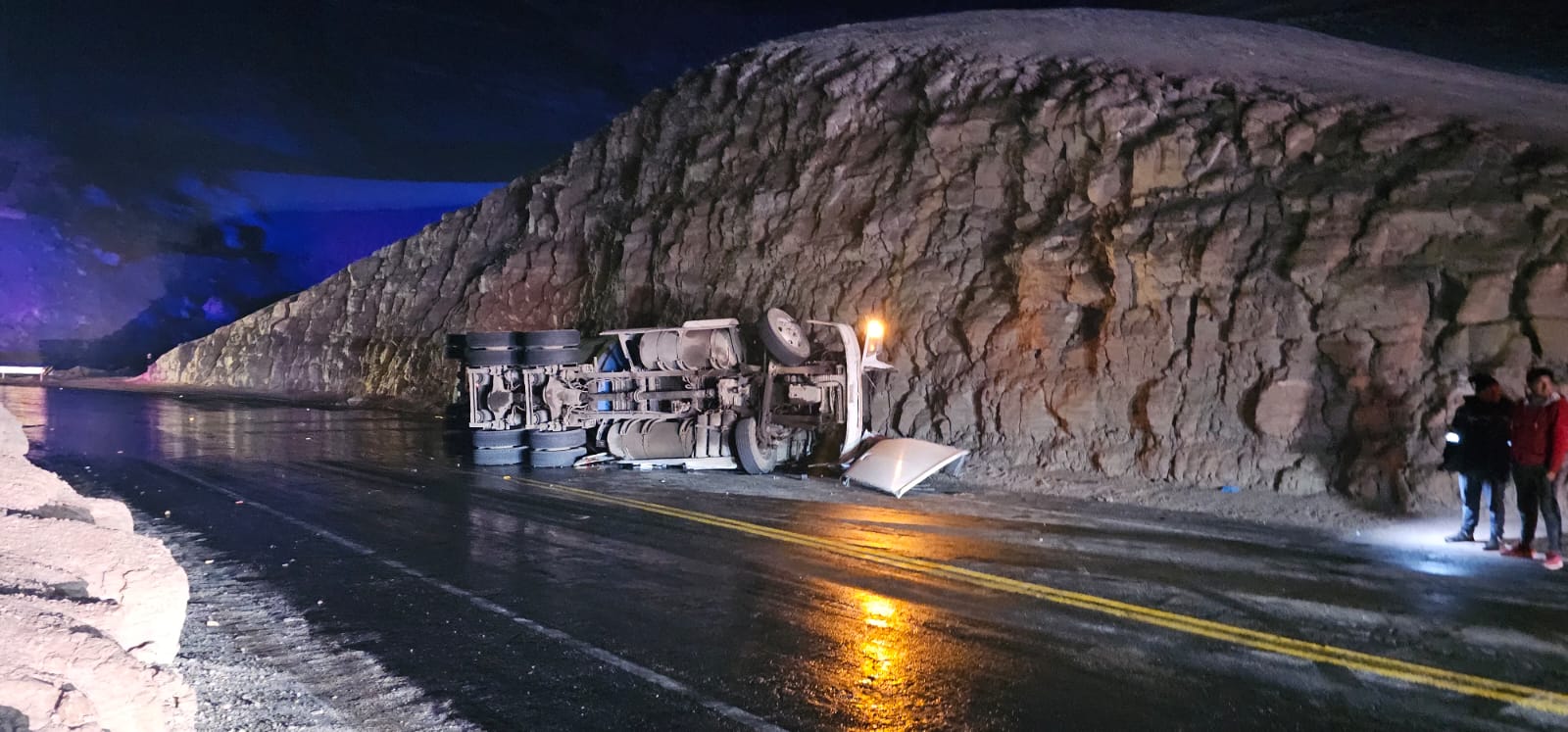 Cisterna boliviana con aceite de soya despista en la Panamericana