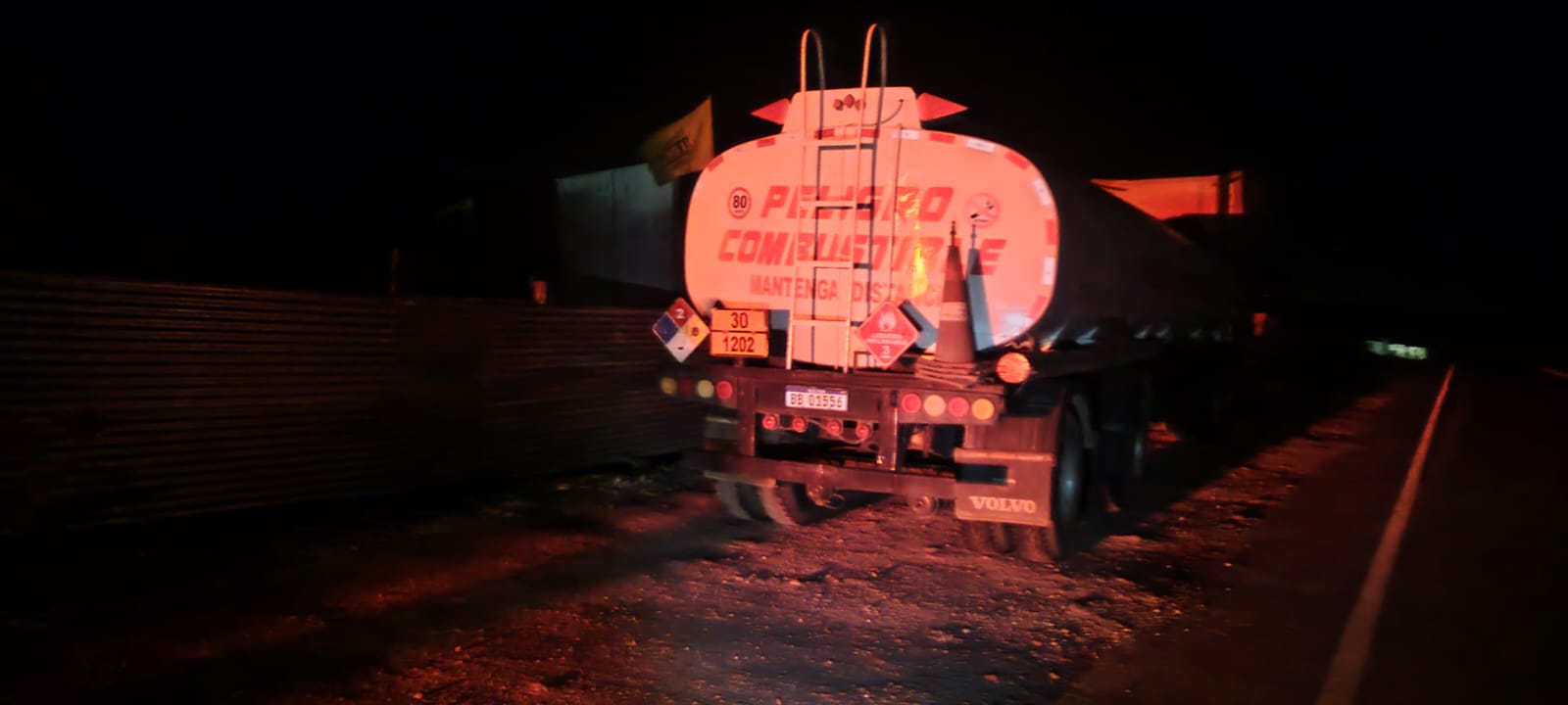 Cisterna boliviana choca contra miniván en la carretera Binacional