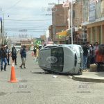Auto vuelca tras choque en Gregorio Albarracín