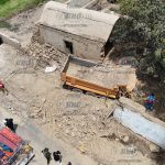 Volquete choca contra vivienda: chofer muere y adulta mayor salva de milagro
