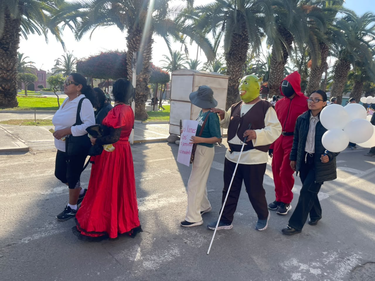 Personas con discapacidad visual piden una ciudad más accesible durante caminata por el Día del Bastón Blanco