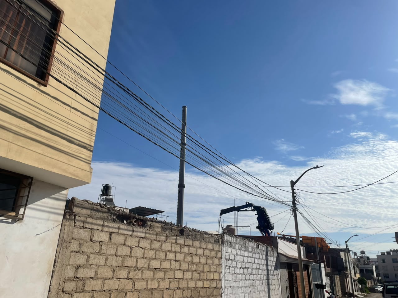 Vecinos de Los Olivos protestan contra instalación de antena de telefonía cerca de sus viviendas