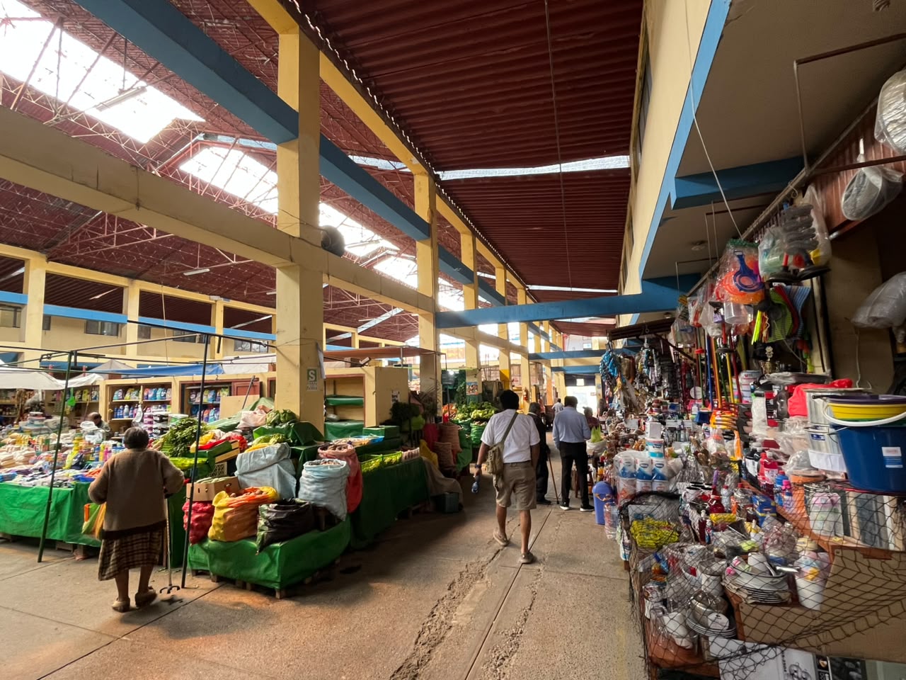 Mercado La Esperanza se queda sin luz por deuda con Electrosur y comerciantes denuncian abandono